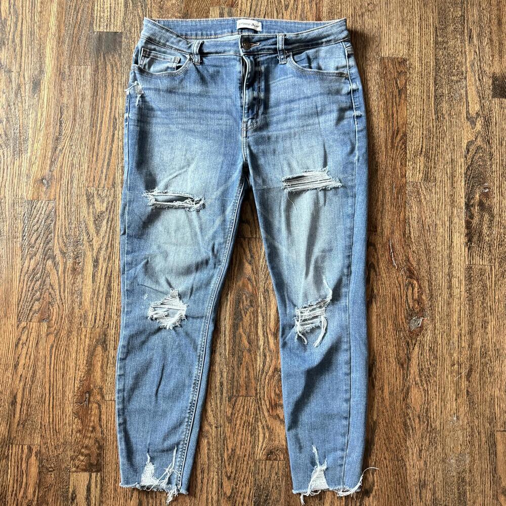 Studio Blue Women's Ripped Light Wash Jeans Size 31
